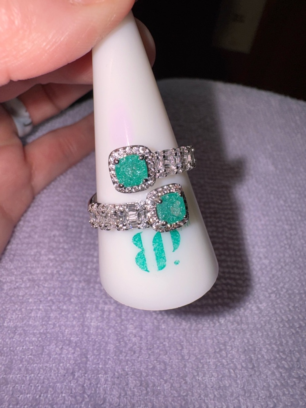 bp Silver Double-Head Ring with Emerald Green Stones